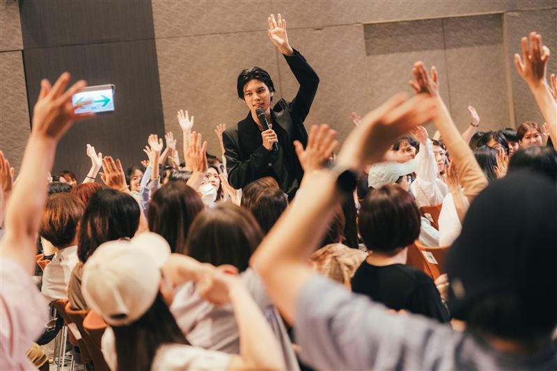 粉絲們搶著舉手希望被萩原利久點名。（圖／重星音樂娛樂提供）