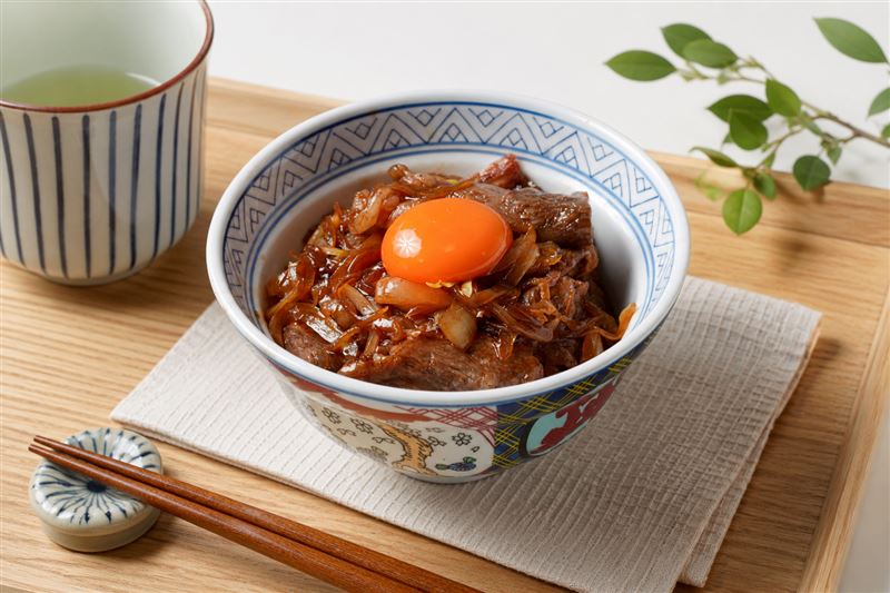 和牛壽喜燒丼,入口蛋香裹著醬汁的和牛肉片極美味。(圖/品牌業者提供)