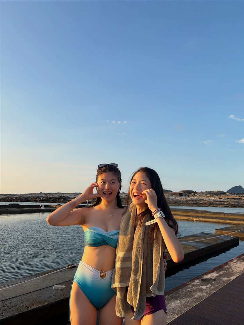 安安(左)穿上比基尼,與關愛(右)在海邊合照。(翻攝audrey_kuan0826 IG)