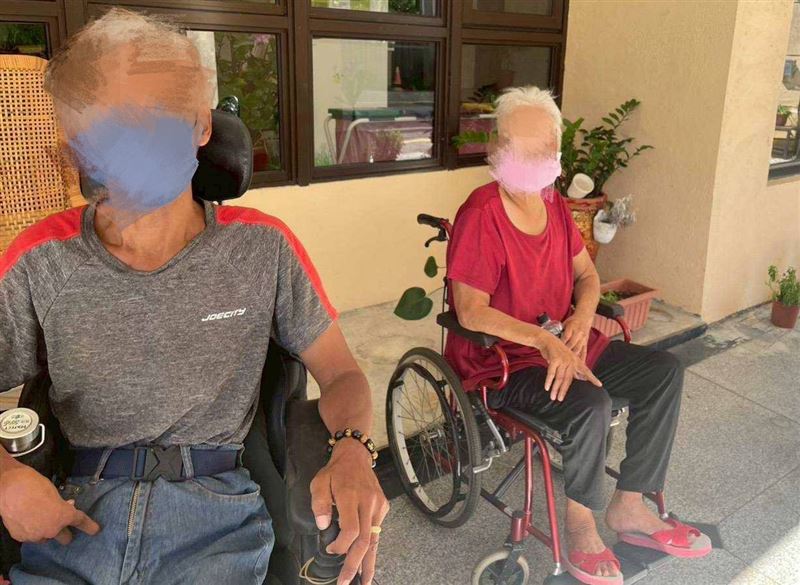 可憐70歲母親!照顧2半百身障兒又跌斷髖骨,50歲腦麻長子坐輪椅求救。(圖/翻攝自《愛的延續》公益協會臉書)