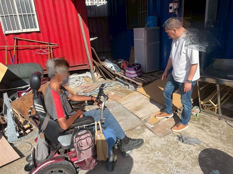 可憐70歲母親!照顧2半百身障兒又跌斷髖骨,50歲腦麻長子坐輪椅求救。(圖/翻攝自《愛的延續》公益協會臉書)