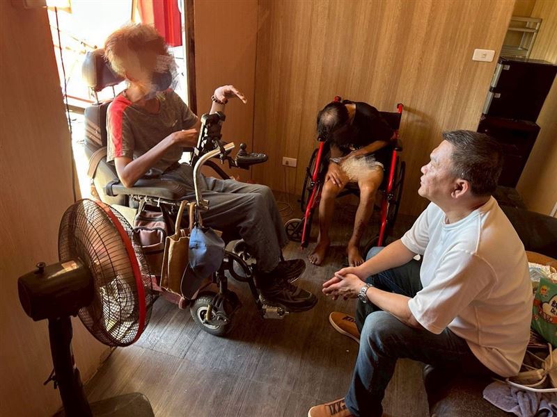 可憐70歲母親!照顧2半百身障兒又跌斷髖骨,50歲腦麻長子坐輪椅求救。(圖/翻攝自《愛的延續》公益協會臉書)