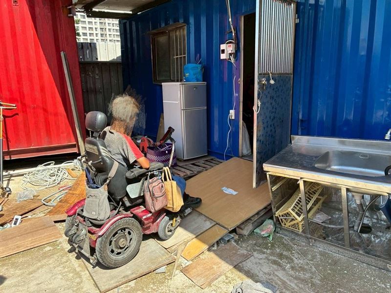 可憐70歲母親!照顧2半百身障兒又跌斷髖骨,50歲腦麻長子坐輪椅求救。(圖/翻攝自《愛的延續》公益協會臉書)