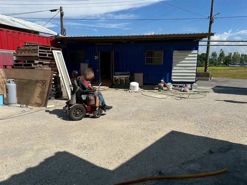 可憐70歲母親!照顧2半百身障兒又跌斷髖骨,50歲腦麻長子坐輪椅求救。(圖/翻攝自《愛的延續》公益協會臉書)