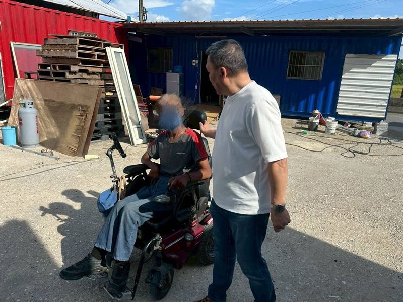 可憐70歲母親!照顧2半百身障兒又跌斷髖骨,50歲腦麻長子坐輪椅求救。(圖/翻攝自《愛的延續》公益協會臉書)