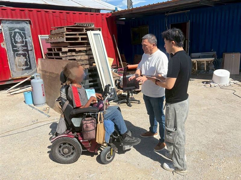 可憐70歲母親!照顧2半百身障兒又跌斷髖骨,50歲腦麻長子坐輪椅求救。(圖/翻攝自《愛的延續》公益協會臉書)