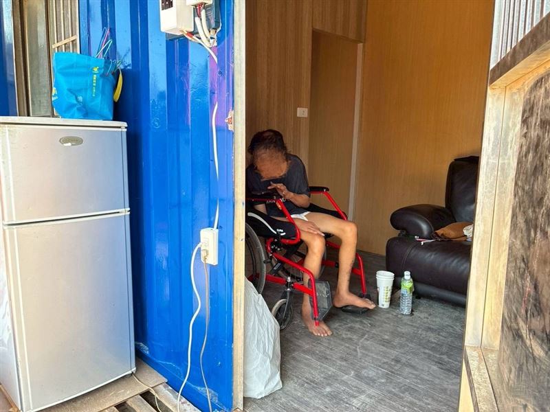 可憐70歲母親!照顧2半百身障兒又跌斷髖骨,50歲腦麻長子坐輪椅求救。(圖/翻攝自《愛的延續》公益協會臉書)