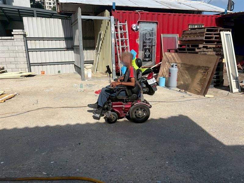 可憐70歲母親!照顧2半百身障兒又跌斷髖骨,50歲腦麻長子坐輪椅求救。(圖/翻攝自《愛的延續》公益協會臉書)
