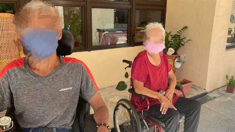 獨家/可憐70歲老母親!照顧2身障兒斷骨