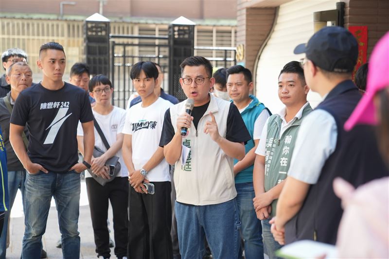 卓冠廷今(4)天直呼,認真說,擺接堡路,廢除車種分流,取消禁行機車道的政策吧!(圖/翻攝自卓冠廷臉書)