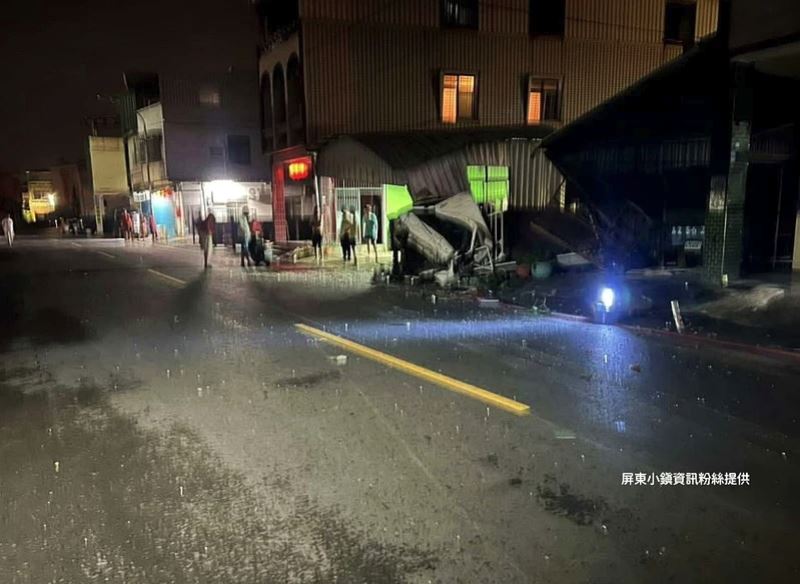 施男開著偷來的拖板車沿路撞擊,造成路邊車輛、路燈、民宅損毀。(圖/屏東小鎮資訊提供)