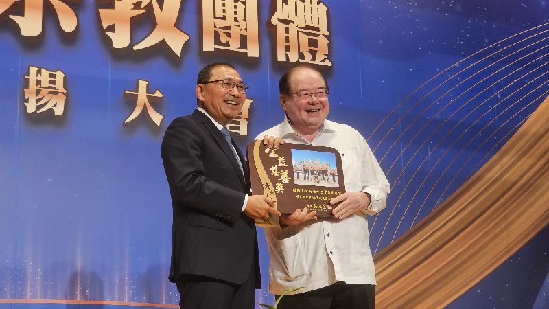 新北市政府4日舉辦績優宗教團體表揚大會,市長侯友宜(左)表揚熱心公益及推動社會教化的宗教團體,三重先嗇宮獲獎並由董事長李乾龍(右)代表領獎