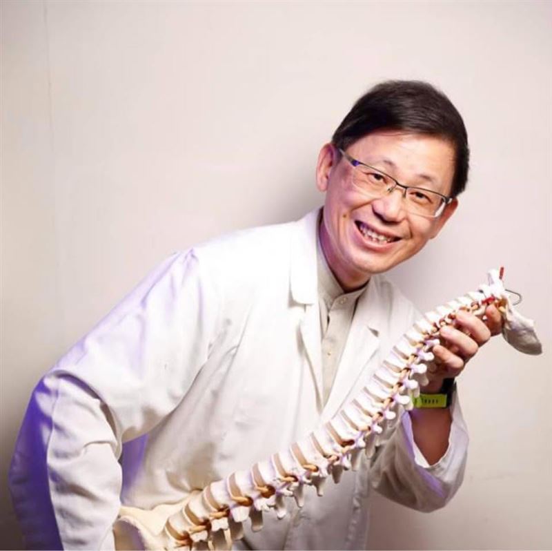 名醫李偉裕因跟院方續聘合約破局,導致原本已排定的門診跟手術都被取消。(圖/取自醫龍谷的神經外科醫師李偉裕)