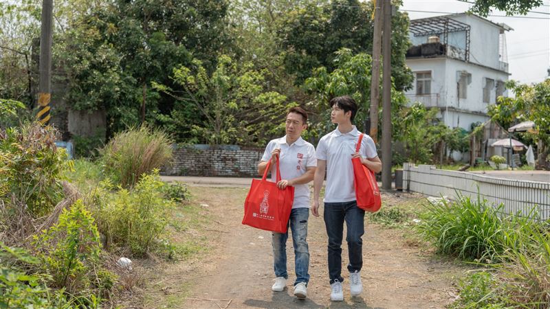 郭子乾與帥兒郭德君首次為公益合體,組「物資超人父子檔」送愛到偏鄉。(圖/老人關懷協會提供)