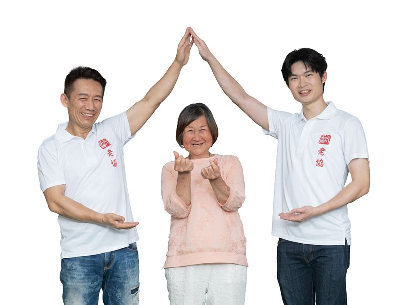 郭子乾與郭德君(右)父子檔為老人福利關懷協會擔任公益愛心大使。(圖/老人關懷協會提供)