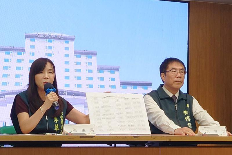 台南市政府抽驗市售3件苦茶油檢出苯駢芘超過衛生標準,4日由台南市長黃偉哲(右)與衛生局長李翠鳳(左)舉行記者會說明
