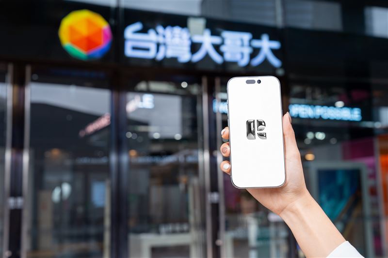 Retro由Instagram前團隊成員打造,以「真朋友社群」為核心,透過週記記錄生活,不必追逐即時更新或公開流量,使用者可與親友分享日常、建立共同相簿,並透過定期回顧保存重要時刻。(圖/電信業者提供)