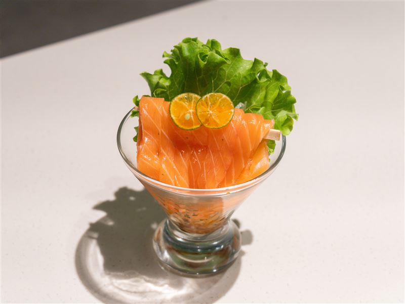 「玩鮭之麵」將鮭魚切成條狀加入紫蘇和風醬變身夏日冷麵。(圖/爭鮮提供)