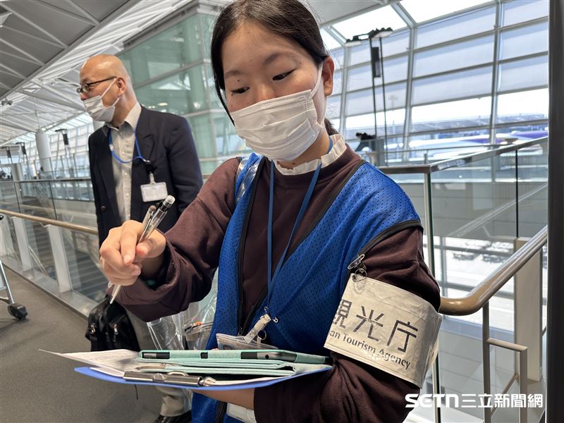圖為記者於2025年3月自日本中部國際機場返台時,在出境前接受日本觀光廳委託調查人員進行問卷訪談。調查內容包括此次來日目的(旅遊或洽公)、旅遊消費、住宿、交通、喜愛景點、整體滿意度及旅途中遭遇的不便等,作為日本政府制定觀光政策、檢視政策成效及改善旅遊環境的重要依據;本照片已事先徵得調查人員同意拍攝。(圖/記者張雅筑攝)