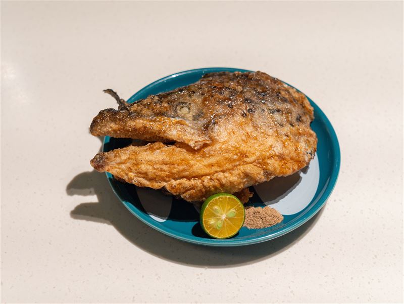 「物以稀為鮭」選用油脂豐厚的鮭魚頭搭配照燒醬烘烤。(圖/爭鮮提供)