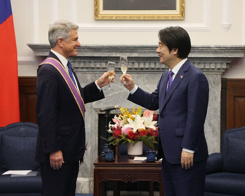 總統賴清德(右)4日頒授美國聯邦眾議院外交委員會榮譽主席麥考爾(Michael McCaul)(左)「大綬景星勳章」,兩人舉杯慶祝。(圖/ 中央社)