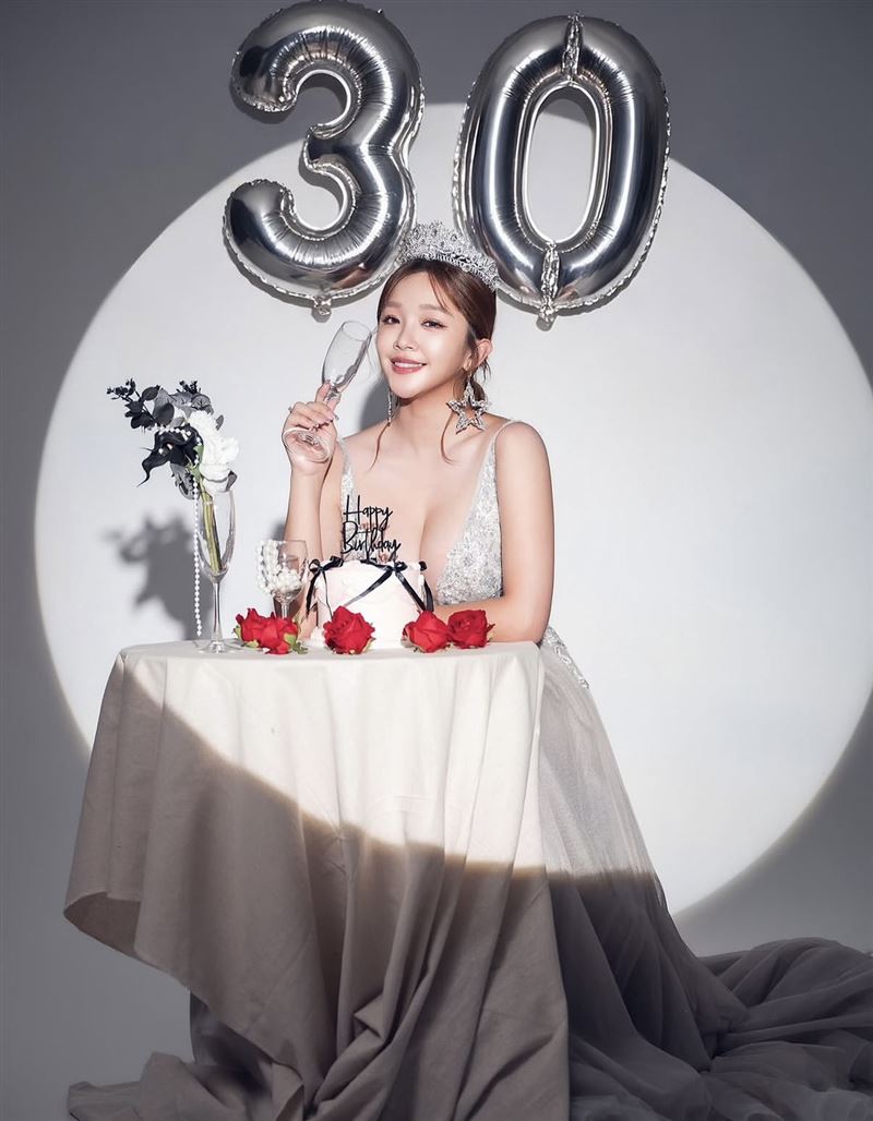 賴慧如曬出慶生美照,戴上皇冠、身穿銀色深V禮服登場,大方展現好身材。(圖/翻攝自賴慧如臉書)