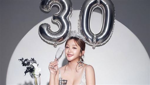 賴慧如曬仙氣辣照　深V銀禮服迎30歲生日