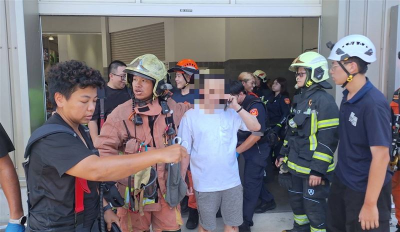 洪男被勸下。(圖/翻攝畫面)