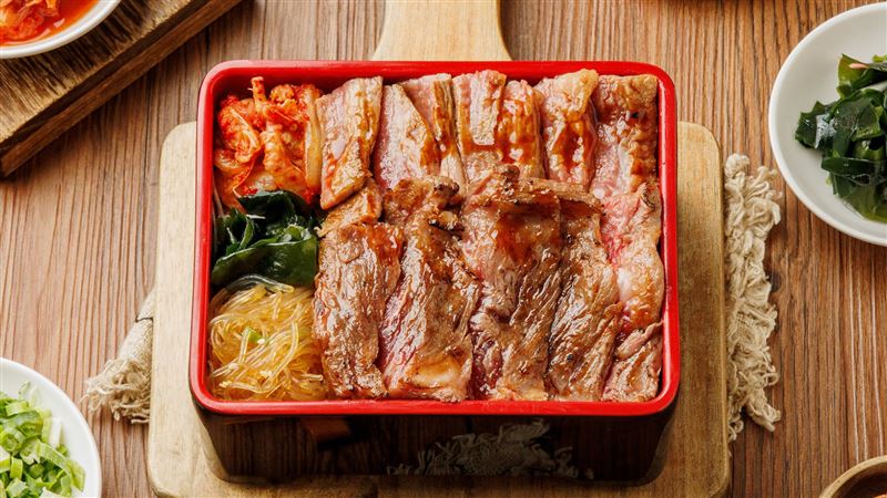 選用每頭牛約只有兩公斤的嫩肩板腱，推出肉食男女最愛的炭燒板腱重。（圖／品牌業者提供）