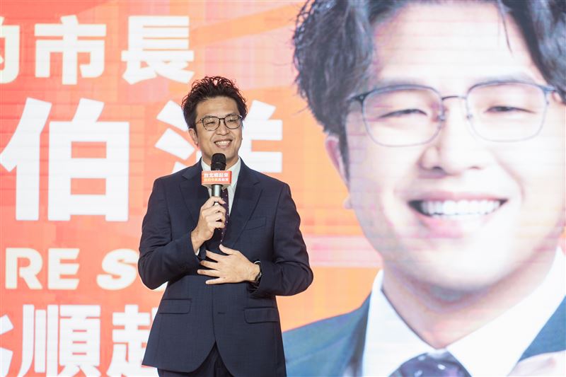民進黨台北市長參選人沈伯洋今(4)日上午出席競選主視覺公布記者。(圖/沈伯洋競辦提供)