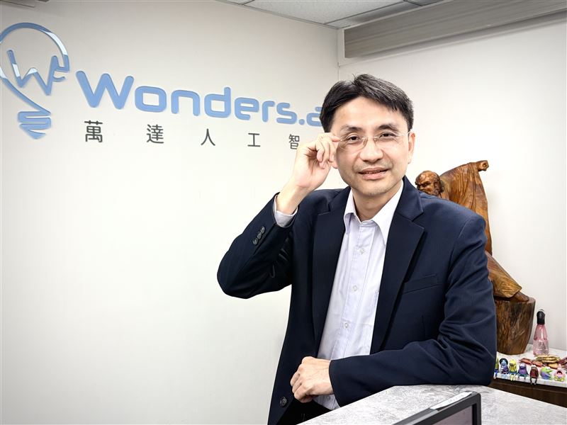 知識力科技執行長曲建仲接受《三立新聞網》獨家專訪時直言，蘋果新缺乏AI大模型，等同把軟體與廣告等龐大商機拱手讓人。（圖／記者蕭榕攝影）