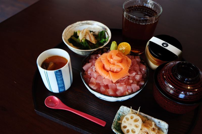 米崙與北町丼飯屋8月19日至25日推出「七夕限定套餐」,厚切鮭魚捲成玫瑰花造型,兼具視覺與美味。(圖/飯店旅宿業者提供)