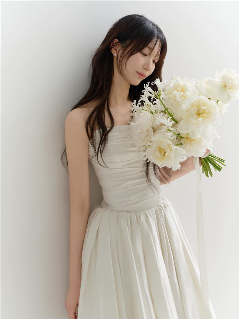 金以後(김이후)公開一系列絕美婚紗照。(圖/翻攝自IG @zzhye_e)
