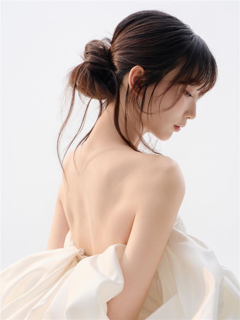金以後(김이후)公開一系列絕美婚紗照。(圖/翻攝自IG @zzhye_e)