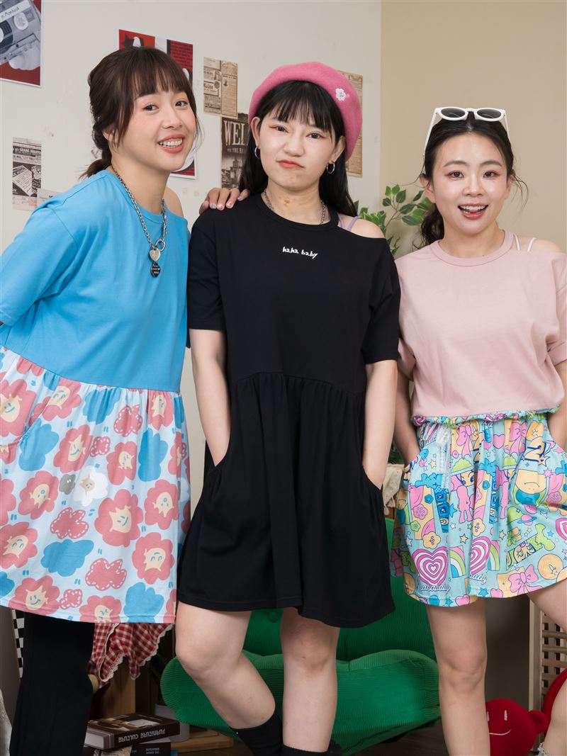 二伯(右)創立的親子服飾品牌HAHABABY,其官網形象照多為工作室員工親自出鏡拍攝。(圖/翻攝自IG @hahababyselect)