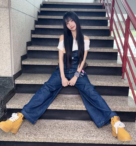 鄭沅乁人紅是非多。(圖/翻攝自IG @rescene_official)