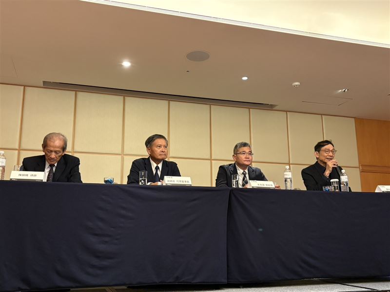力積電副總經理譚仲民(右1)表示,治喪委員會主委一職將由台積電創辦人張忠謀出任,而明日起至8月12日止則為創辦人暨董事長黃崇仁的追思期間,民眾完成預約後即可前往追思致意。(圖/記者王文承攝影)