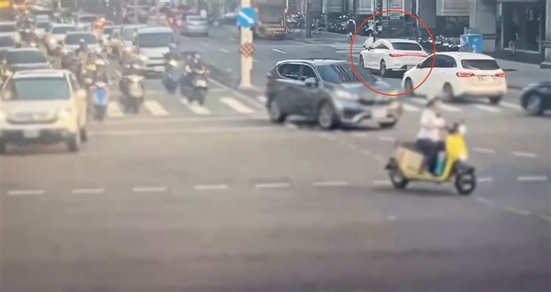 台北市松山區光復北路昨(3日)傍晚發生一起賓士追撞Ubike車禍,造成女騎士受傷倒地。(圖/翻攝畫面)