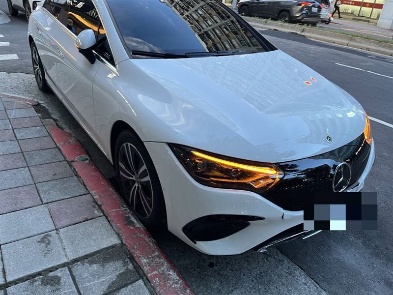 45歲徐姓女子駕駛的賓士車頭有擦損情形,徐女並無受傷。(圖/翻攝畫面)