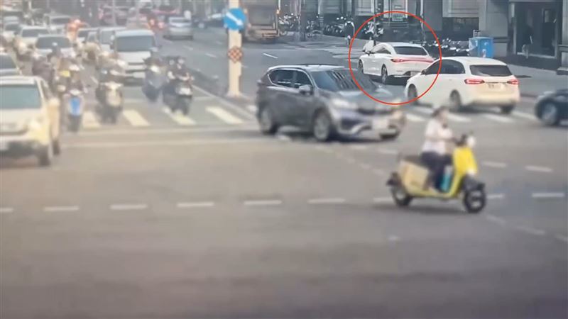 賓士迴轉猛撞Ubike!運將急做1事身分曝