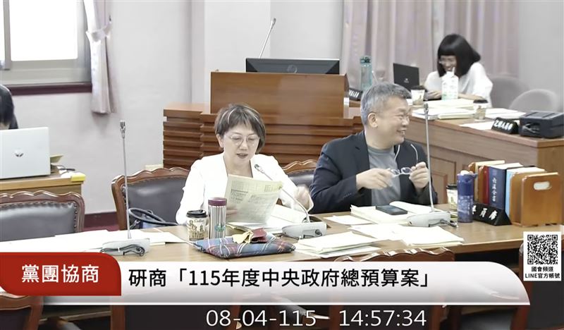 韓國瑜口誤把范雲叫成蔡英文,也讓台下的蔡其昌笑了出來。(圖/翻攝自國會頻道)