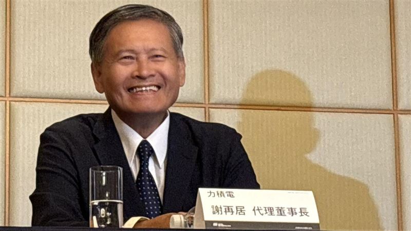 力積電代理董事長謝再居指出,公司營收呈現逐月增高態勢,預期到年底將攻上今年高點,全年營收與獲利可望繳出亮眼成績單;依公司既有規範,只要獲利達到門檻,每半年即會啟動一次配息作業,因此下個月董事會預料將拍板上半年配息案。(圖/記者王文承攝影)
