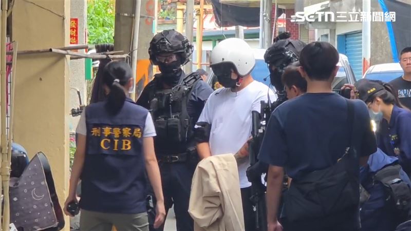 虐殺黃聖玹的林姓嫌犯被帶回住處搜索。(圖/記者朱俊傑攝影)