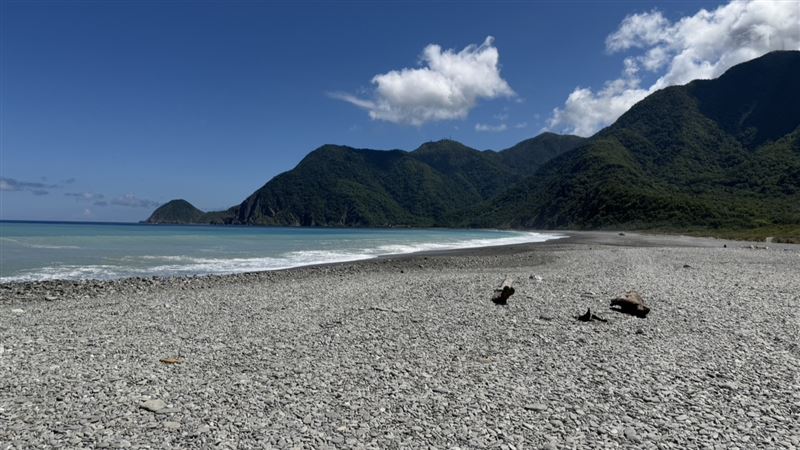 宜蘭東澳灣發生一起疑似落水失蹤案,男子至今仍未被尋獲。(圖/翻攝畫面)