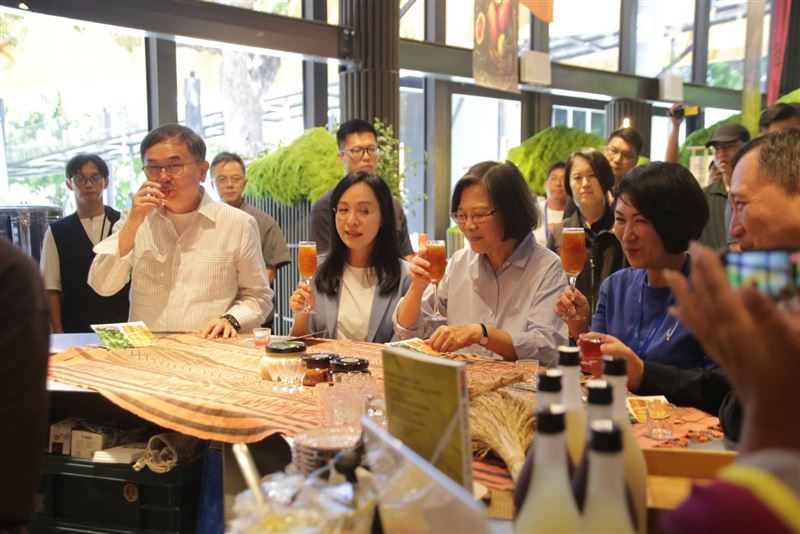 前總統蔡英文今(4)日下午在台東縣長饒慶鈴、台東縣長參選人陳瑩陪同下,共同前往參觀台東博覽會,一行人走訪A2展區「這超台東:未來超市」。(圖/陳瑩競辦提供)