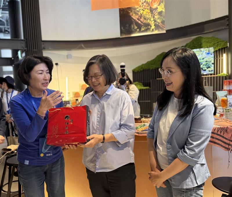 前總統蔡英文今(4)日下午在台東縣長饒慶鈴、台東縣長參選人陳瑩陪同下,共同前往參觀台東博覽會,一行人走訪A2展區「這超台東:未來超市」。(圖/陳瑩競辦提供)