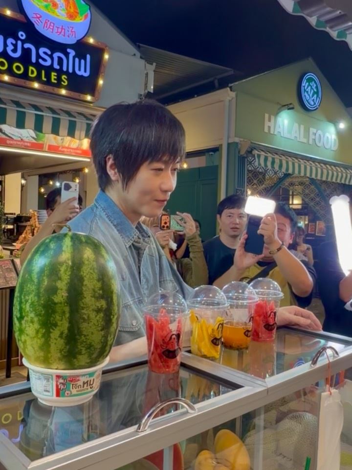 五月天阿信專心盯著正在製作飲料的老闆娘。(圖/翻攝自IG @joinyy)
