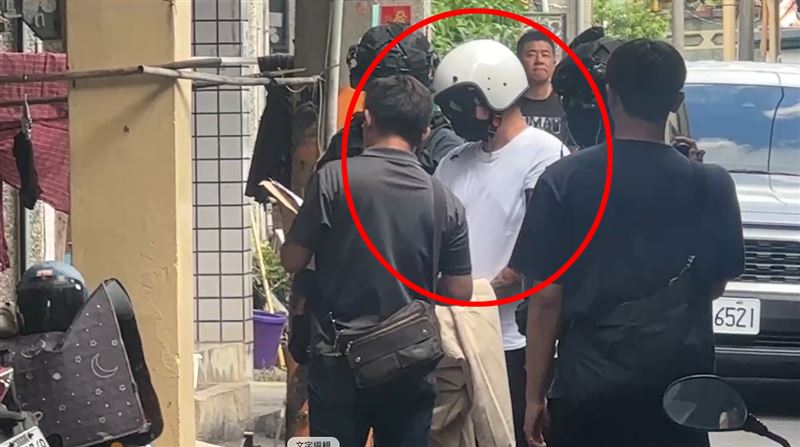 涉嫌殺害黃姓董座的林姓前員工(紅圈者)被警方帶回租屋處搜索。(圖/翻攝畫面)