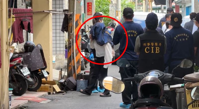 林姓男子犯案前勘查地形當下,身邊帶著妻子(紅圈者)前往,使得妻子一度被列為共犯,後續經深入調查已排除。(圖/翻攝畫面)