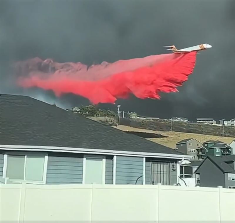 火勢燒毀了斯波坎縣超過 7,000 英畝的土地,消防在住宅區上方低空噴灑紅色阻燃劑(Phos-Chek)以阻絕野火蔓延。(圖/翻攝自X平台 @AZ_Intel_)